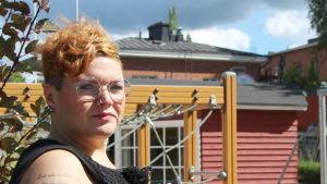 Men måste jag betala fast han stannar hemma? Det undrar Jenna Nyman. kvinna i svart sommarklänning