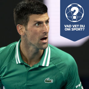 Novak Djokovic är iklädd en grön tröja och grimaserar. Till höger en logotyp för Yle Sportens helgquiz.