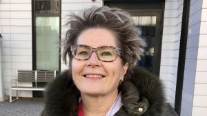 Sari Karlsson jobbar för Birkalands sjukvårdsdistrikt. Tehohoidon vastuujohtaja Sari Karlsson hymyilee