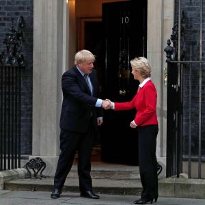 Många förhandlingar återstår innan Boris Johnson och EU-kommissionsordföranden Ursula von der Leyen kan sluta skaka hand. Boris Johnson och Ursula von der Leyen skakar hand utanför Downing Street.