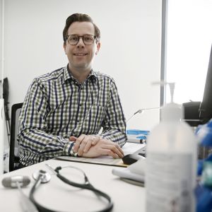 Filip Scheperjans sitter vid ett skrivbord.