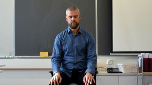 Kim Wikström har själv mediterat länge. Han utbildar andra i mindfulness och är filosofilärare. Kim Wikström