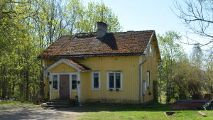 Inspektorsbostaden. ett gult trähus, frontmannastil, från 1950-talet. Ganska dåligt skick.