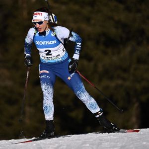 Nastassia Kinnunen hiihtää Anterselvan maailmancupissa 21.1.2022.