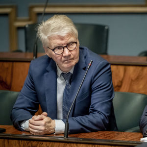 Pirkka-Pekka Petelius ja Pasi Kivisaari Eduskunnassa