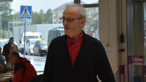 Kurt Lindgård kände rädsla för att bli sängliggande. Nu går han obehindrat omkring i sjukhusets entréaula. Äldre mansperson promenerar genom sjukhusaula.