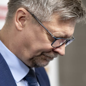 Jukka Jalonen tittar nedåt.