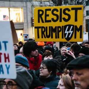 Arga demonstranter protesterade mot Trump på måndagen i demonstrationer över hela USA, Denna protest hölls i centrum av New York