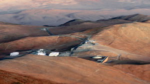 ESO:s by i Paranal. Astronomerna bor i logementet nere till höger, byggnaden med den vita kupolen. ESO-byn i Paranal, Chile.