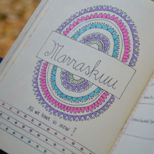 Riikka Laine följer noga med hur hon sover, äter och motionerar. -Jag planerar in vilka dagar jag ska röra på mig och vilken motionsform. Här har hon ritat månaden november i färggrann Mandala. En kalender där Riikka har ritat in en färgrann Mandala symbol i lila, rosa och turkost. Hon har också skrivit in texten "All we have is now!" med svart penna.