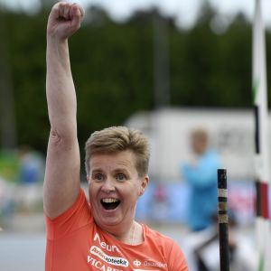 Marjaana Heikkinen är glad efter att vunnit guld i para-EM i friidrott.