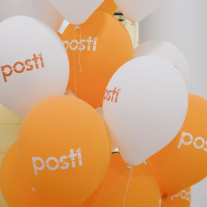 ballonger med postens logo i postens huvudkontor