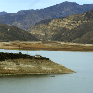 Vedenpinta on romahtanut Pirujärven säännöstelyaltaassa Kaliforniassa.