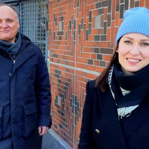 Ulrik Sandell och Heli Peitsalo utanför Grankulla kyrka.