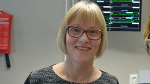 De större städerna saknar resurser att kontakta de äldre såsom man gör i Närpes. Lis-Marie Vikman är chef för vårdarbetet i Jakobstadsregionen och hoppas att folk ska hjälpas åt kring vaccineringen. Saknas det familj och släkt duger det lika bra med en vän som bokar tid, påpekar hon. Chef för vårdarbetet Lis-Marie Vikman och chefsläkare Pia-Maria Sjöström på Malmska.