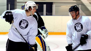 Alex Lintuniemi har tränat tillsammans med finländska NHL-spelare i sommar. Alex Lintuniemi, ishockeyback