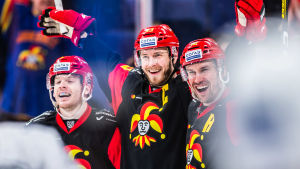 Peter Regin var lagkapten i fyra säsonger. Peter Regin i Jokerit jublar efter mål.