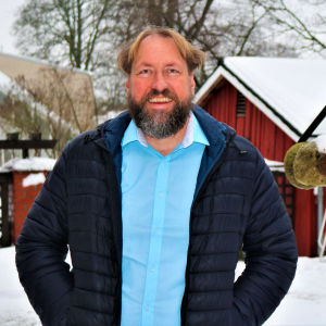 Fredrik Martin ute på en snöig gårdsplan.