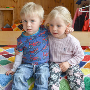 Kasper Nystedt och Naomi Grönberg är två år gamla. Grönberg säger att hon haft en bra morgon på daghemmet. två små barn på dagis