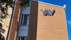 VAV-koncernen ägs helt och hållet av Vanda stad. Gul tegelfasad där det högst upp står VAV.