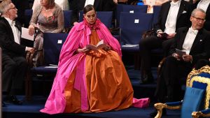 Sara Danius färgstarka klänning drog blickarna till sig då hon satt på scenen under Nobelgalan tillsammans med de andra medlemmarna i Nobelstiftelsen. Sara Danius färgstarka klänning drog blickarna till sig då hon satt på scenen under Nobelgalan tillsammans med de andra medlemmarna i Nobelstiftelsen.