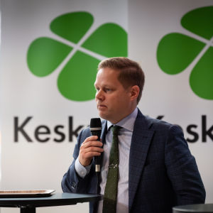 Markus Lohi poängterar att det är viktigt att Finland fortfarande håller fast vid EU:s gemensamma kriterier för vilka vaccin som godkänns och att det inte ska gå för sig att gå förbi den processen. Centerns vice ordförande Markus Lohi