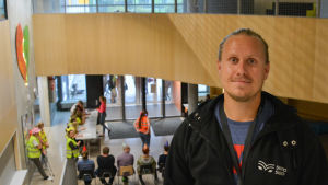 Saska Sarnikorpi jobbar med ungdomarna på Söderkulla bibliotek. Arkivbild från Nickby hjärta där Sarnikorpi var med på ett skoldisko. Man i skola