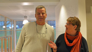 Chefen för idrottstjänster Per Högström och idrottssekreterare Helena Turunen-Forsbäck. De är överlag nöjda med resultaten, men det finns förstås mycket att förbättra. Två personer i en korridor.
