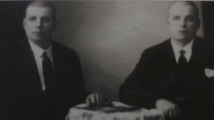 Hjalmar och Ilmari - lika som två bär. Tvillingbröder Hjalmari och Ilmari Mäkelä sitter vid ett bord på ett svartvit fotografi.