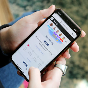 Mer än 30 000 kandidater ställer upp i kommunalvalet, av dem har ungefär hälften svarat på valkompassfrågorna. Någon gör valkompassen på mobilen.