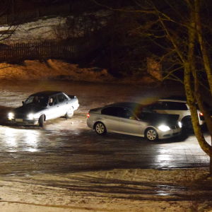 Tre bilar står parkerarade på Hulda daghems parkering i mörkret.