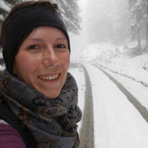 Ulrika Fellman ute i skogen.