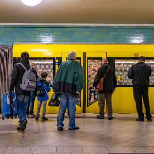 Ihmisiä nousemassa Metroon Berliinissä.