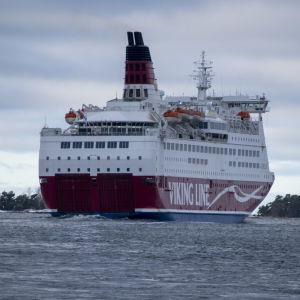Viking Amorella seglar på Erstan.
