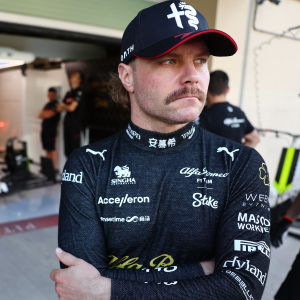Valtteri Bottas ser fundersam ut.