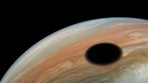 Io on lähimpänä Jupiteria kiertävä sen suurista kuista. Tässä on sen varjo Junon kuvaamana 11. syyskuuta 2019. Varjo on halkaisijaltaan noin 3 600 kilometriä ja vaikka se on kooltaan jotakuinkin saman kokoinen kuin Io, näyttää varjo epäluonnollisen suurelta. Kuvaa ottaessaan Juno oli 7862 kilometrin korkeudella pilvikerroksen päällä. Io-kuun varjo Jupiterissa.