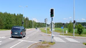 Det här är problemet: grönt för trafiken längs Tolkisvägen men rött för trafiken på lättleden. Bil kör i korsningen av Tolkisvägen och Bofinksvägen i Borgå.