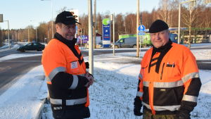 Trafiklärarna Olavi Virranvuo och Kalle Ljunggren. Trafiklärarna Olavi Virranvuo och Kalle Ljunggren vid trafikljusen i Ekenäs.