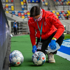 En bollkalle ser till att bollarna i matchen mellan Fortuna Düsseldorf och Paderborn hålls rena.