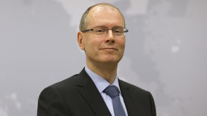 Valdirektör Arto Jääskeläinen. Vaalijohtaja Arto Jääskeläinen kuvattuna Oikeusministeriössä.