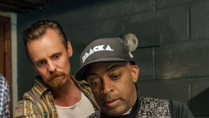 Jasper Pääkkönen ja ohjaaja Spike Lee BlacKkKlansmanin kuvauksissa. BLACKKKLANSMAN, from left: Adam Driver, Jasper Paakkonen, director Spike Lee