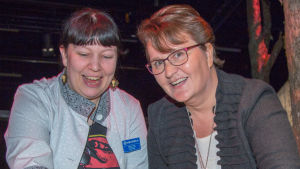 Elina Häivälä och Riitta Bekkhus utforskar den nya utställningen på vetenskapscentret Heureka. Elina Häivälä ja Riitta Bekkhus pelaamassa tasapainolaudalla.t