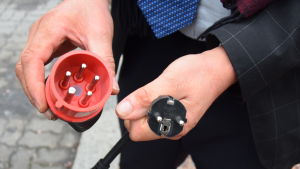 Att ladda bilen med en vanlig stöpsel tar mera tid. olika stickkontakter för elbilar