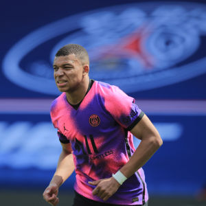PSG:s Kylian Mbappe har gjort 23 ligamål och toppar skytteligan med klar marginal. PSG:s Kylian Mbappe spelar fotboll.