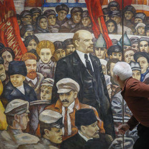 En besökare tittar på konstverket "Revolution" som föreställer grundaren av Sovjetunionen Vladimir Ulyanov, mer känd som Lenin.