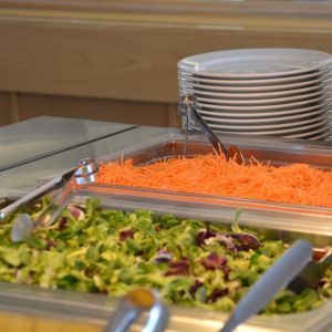 Bilden tagen i Strömborska skolans matsal på bilden ser vi sallad. 
