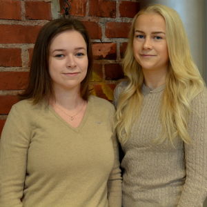 Amanda Ek och Jessica Hanén vill höra svenskt och bra covers. Två unga kvinnor poserar framför kameran.