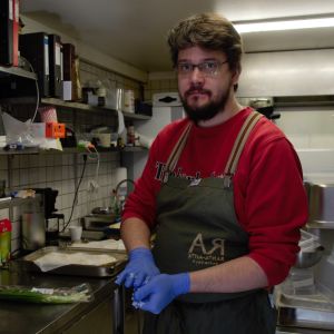 Robert von Bell vill veta mera om vad säsongen innebär för restaurangen. Medelålders man i ett kök.