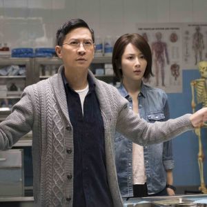 Rättsläkaren Chan (Nick Cheung) och hans assistent Lynn (Zi Yang) 