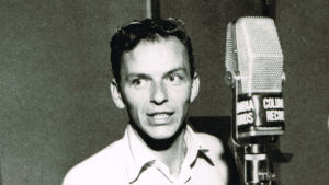 Frank Sinatra levytysstudiossa 1950-luvulla. Kuva dokumenttielokuvasta Sinatra: All or Nothing at All.